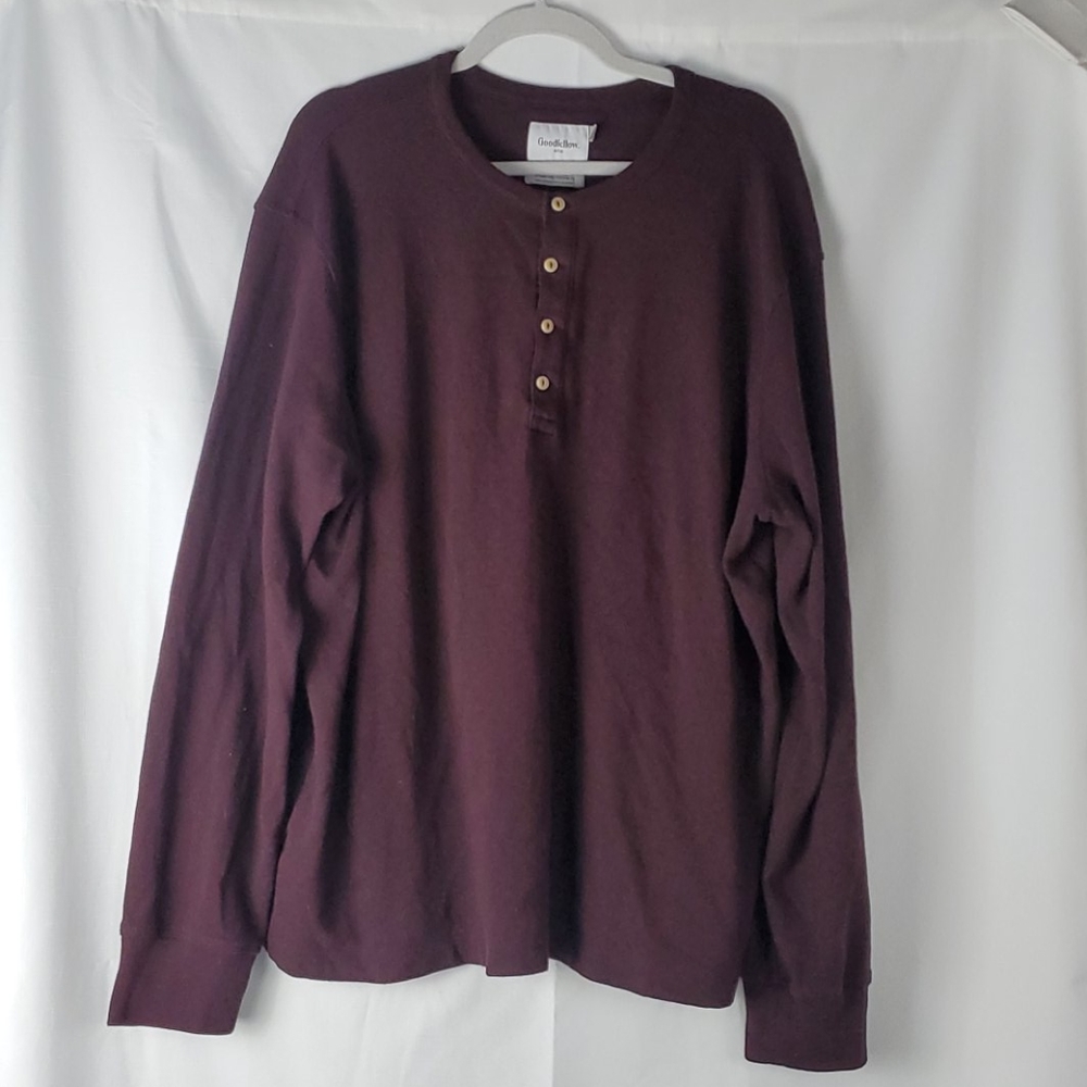 BURGANDY TEXTURED LONG SLEEVE HENLEY IN SIZE XXL
